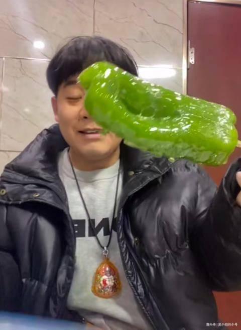 吃瓜的暴力吃法视频播放,暴力吃瓜视频引发全网热议