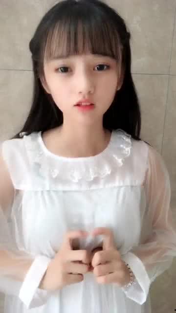 可爱小姐姐吃瓜视频,可爱小姐姐的甜蜜吃瓜时光