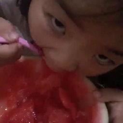小孩吃瓜挨打视频大全,盘点那些让人忍俊不禁的吃瓜挨打瞬间