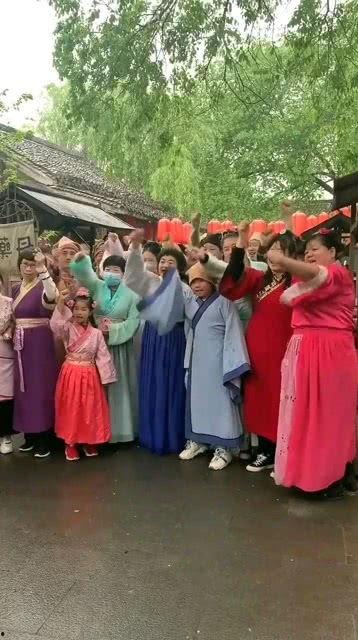 群众吃瓜的表演视频大全,吃瓜群众表演视频大盘点