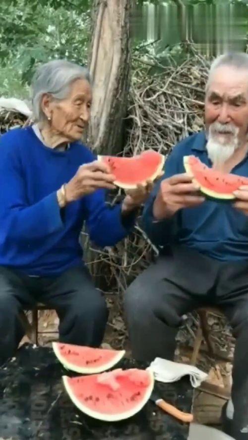 奶奶吃瓜的视频,甜蜜瞬间，温馨回忆