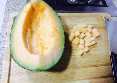 吃喜宴哈密瓜怎么切的视频,轻松掌握美味分享