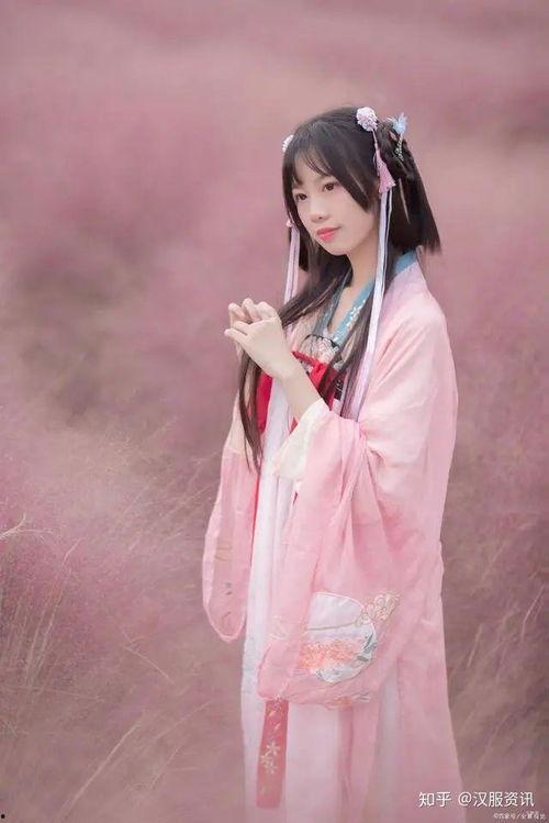 穿汉服拍吃瓜视频