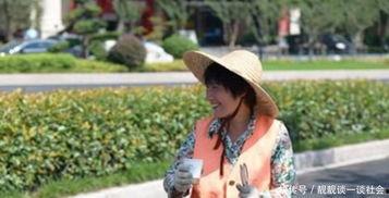 警察给小女孩吃瓜视频