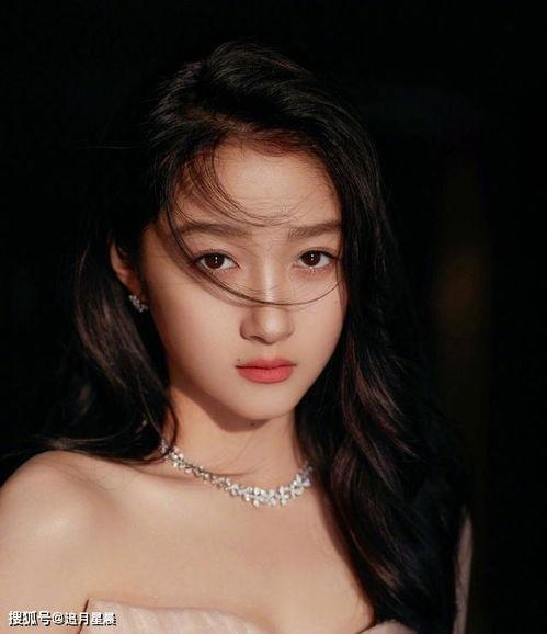 鹿晗官宣恋情吃瓜视频,甜蜜瞬间引发全网热议